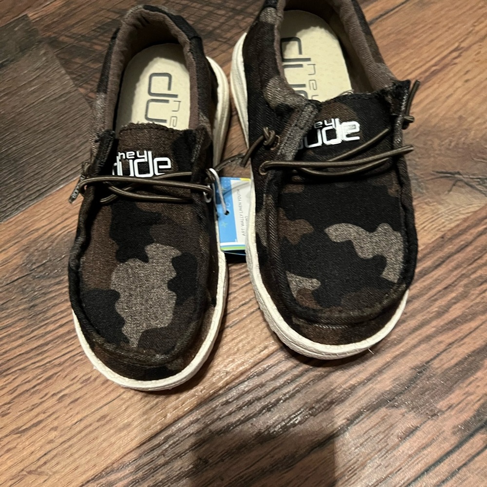 BRAND NEW hey dudes
